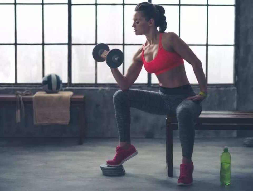 一副哑铃,让你在家也能刺激全身肌肉