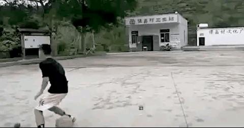 14岁独臂篮球少年现状,云浮独臂少年打篮球