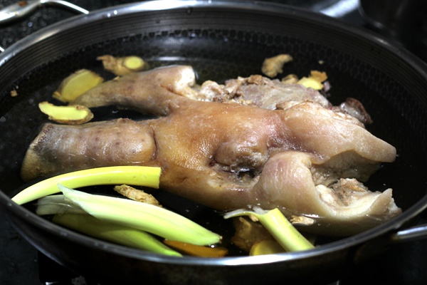 猪头肉用糖凉拌做法,凉拌猪头的酸甜调料比例