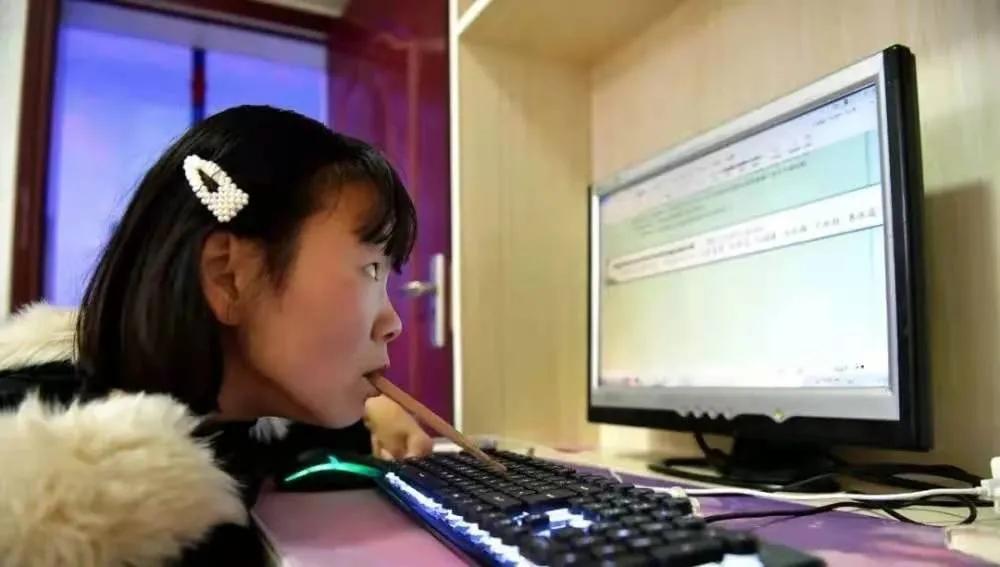 洛阳残疾女孩嘴叼木棍,残疾女孩用嘴叼木棍打字