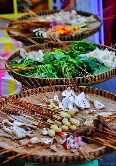 终于被我吃到了！这一锅90年代的麻辣烫，才是咱老成都挂念的市井味啊！