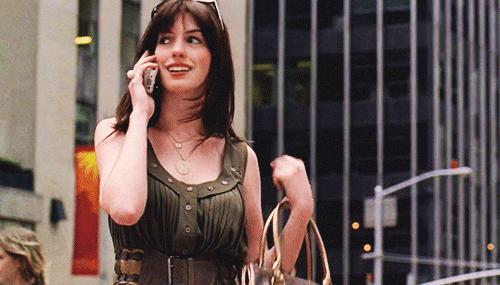 购买新款女性包包,女子买新包