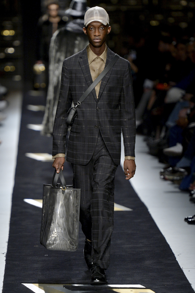 米兰时装周fendi2022春夏系列,米兰时装周2019秋冬fendi价钱