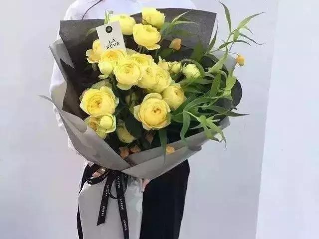 情人节送粉色玫瑰还是红色玫瑰,情人节送白玫瑰的花语和寓意