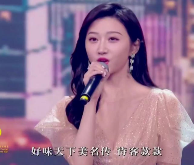 谢霆锋在台下看王菲和刘德华,谢霆锋看王菲表演