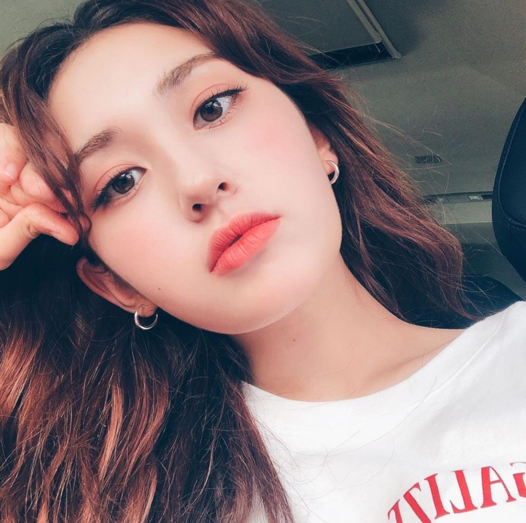 Lisa密友开豪车引争议！又纯又欲的“国民女友”有什么好酸的？