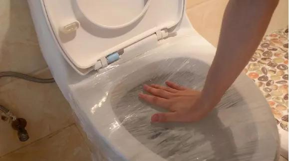 上厕所马桶堵了，师傅亲授抽水马桶堵塞疏通窍门，远离“爆缸”