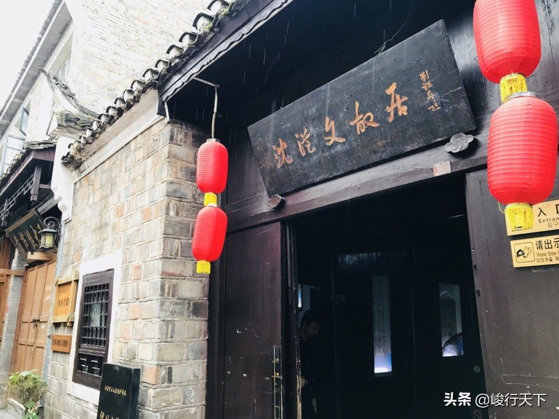 中国最美丽的小城，历经沧桑翘檐如翼的吊脚楼，缓缓流淌的沱江