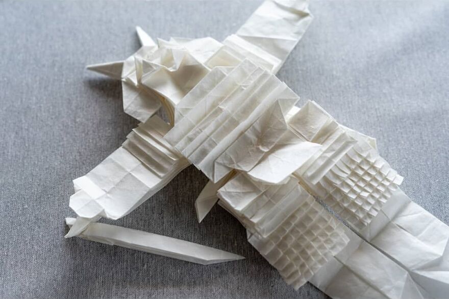 一张纸无裁剪？芬兰艺术家花了3个月的时间折叠一个武士