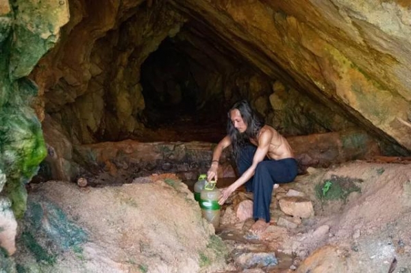 男子投资50万带老婆住山洞,48岁男子卖掉豪宅