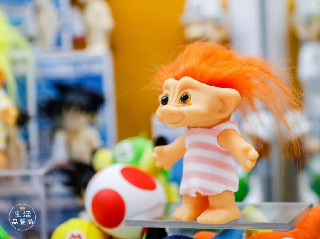 在魔都这家潮牌娃娃机店里，我竟然花了五块钱抓了个AJ