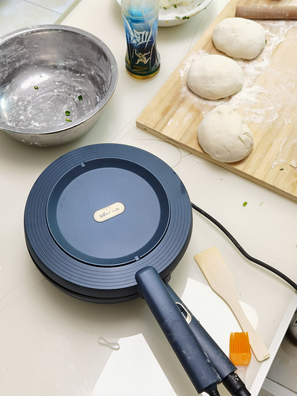 小葱鸡蛋锅贴电饼铛的做法,小熊电饼铛鸡蛋饼的做法