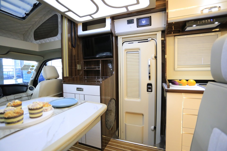 飞翔房车2.2t柴油版小额头房车,花费1w改造小房车