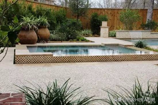 东莞庭院铺地红砂岩石材,芝麻灰石材庭院铺地效果