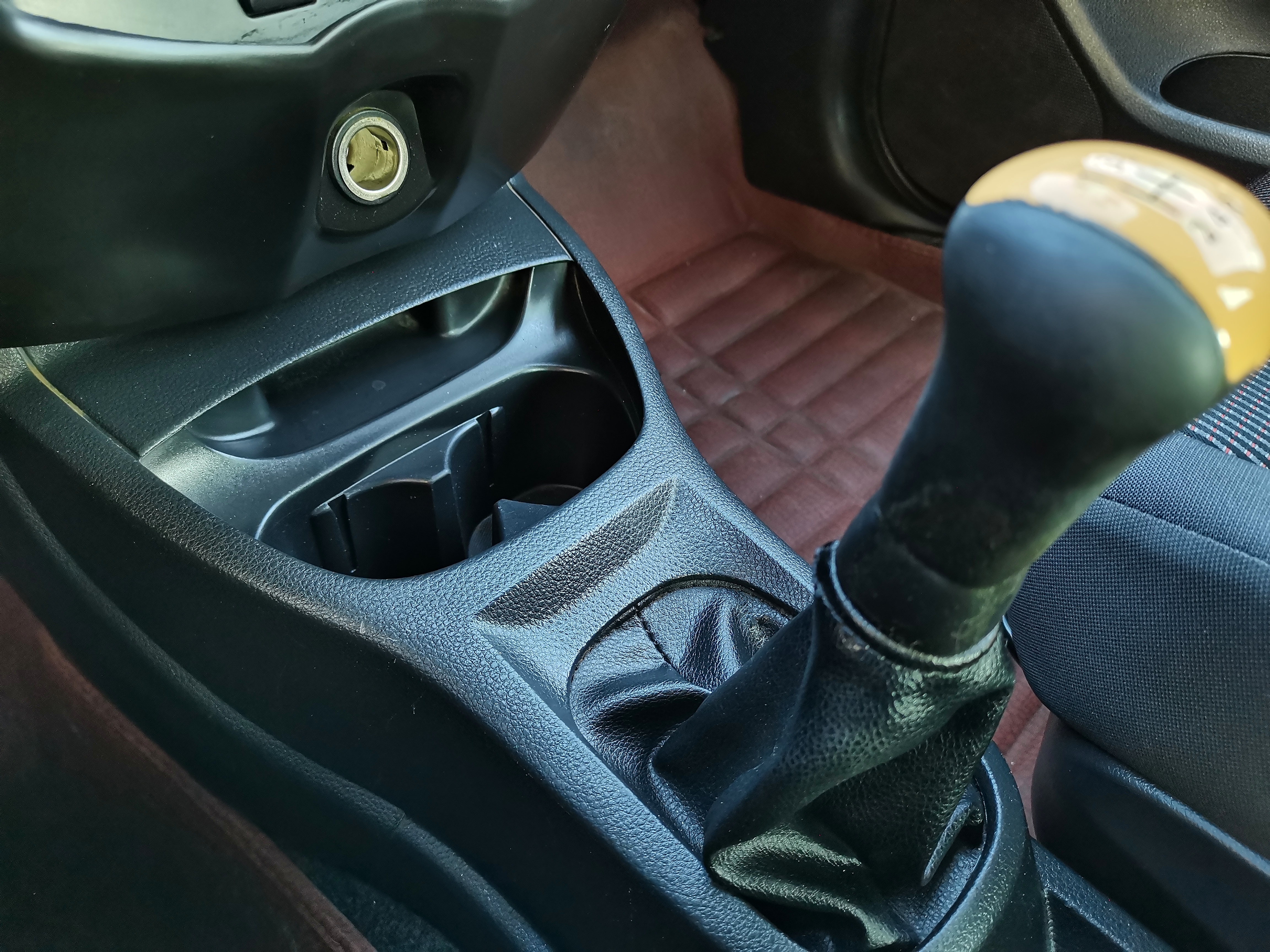 日产小面包车,实用家庭代步车日产骊威