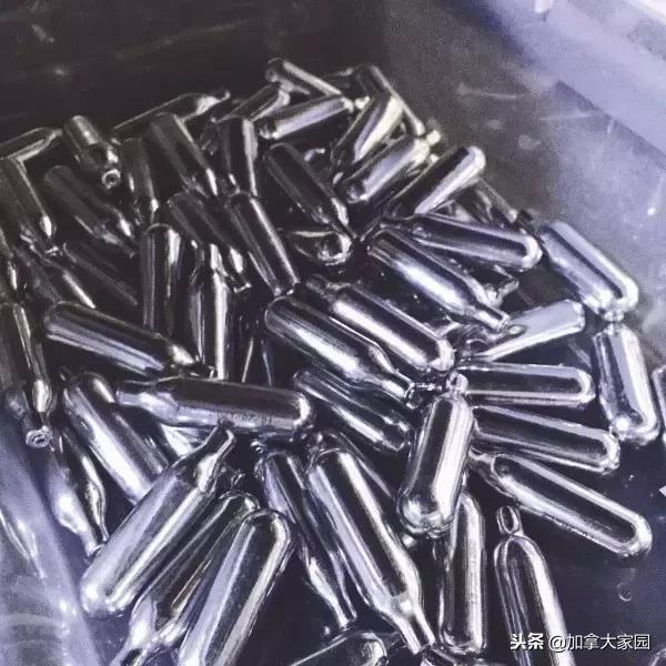 中国女留学生吸“笑气”成瘾：一年花十几万，瘫痪，坐轮椅回国！