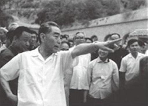 周总理最后2年，体重61斤平均40天一场手术，临终前苦等发妻