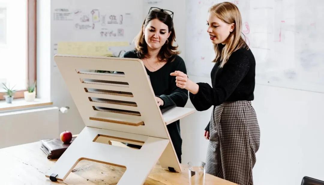 美女背lv包,美女背lv老花小包包