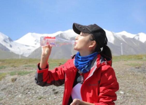 被低估的矿泉水品牌：在娃哈哈农夫山泉身后，它一年捞走10亿现金