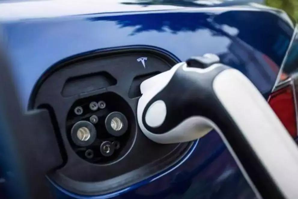 新能源车下雨天充电会进水吗,新能源车下雨天充电会自动断电吗