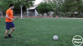 足球基本知识和球性,足球基本功训练拉球绕过另一条腿