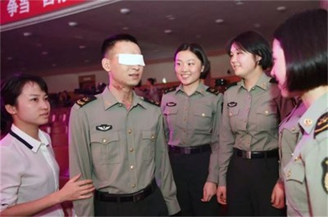 排雷英雄杜富国事迹图片,排雷英雄杜富国授勋荣誉称号仪式