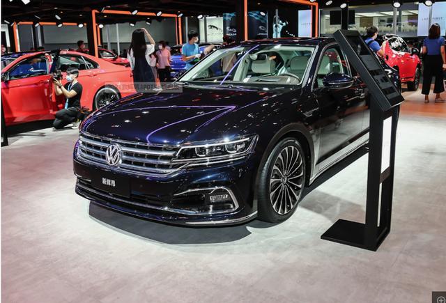 30多万就敢配后排冰箱，有空气悬架与16个音响，大众辉昂你喜欢吗