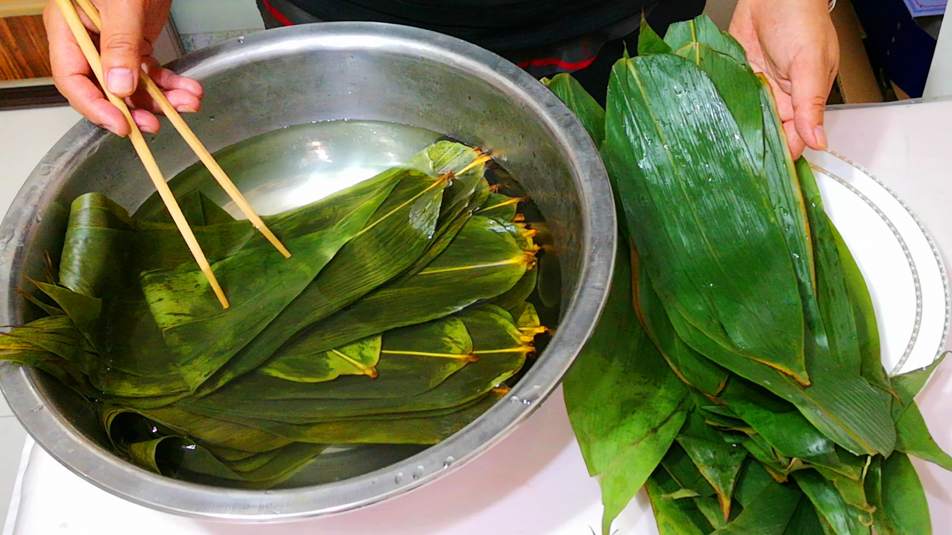 煮粽叶时只加清水,煮粽子时用清水就错了
