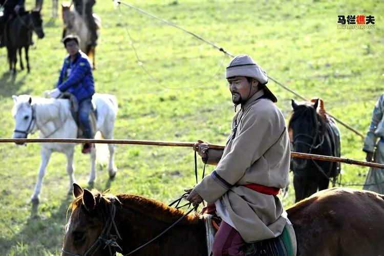 布里亚特牧民骑马摄影作品,草原蒙古族服饰摄影