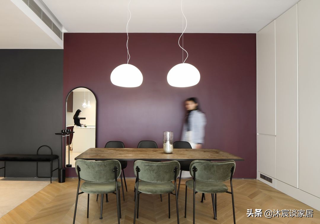 看完她的新家，才知生活可以如此有品质，室内极简大方且随性美好