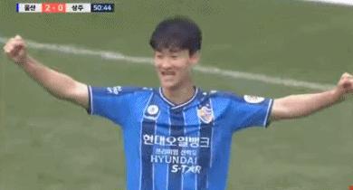 韩国足球搞笑一幕！不能握手庆祝，于是他们“发明”另类击掌