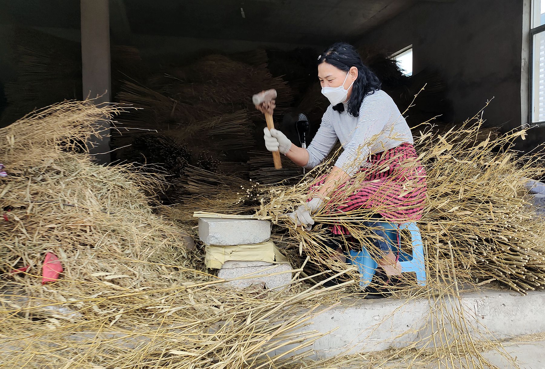 绑扫把老手艺即将失传的手艺,怎么扎竹扫把最简单方法