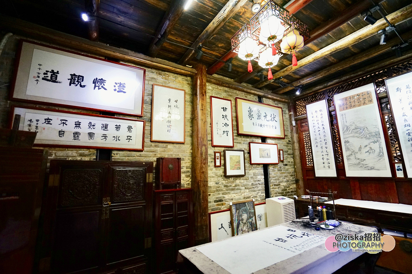 小伙探索神秘洞穴视频,小伙独自探索深山神秘古墓