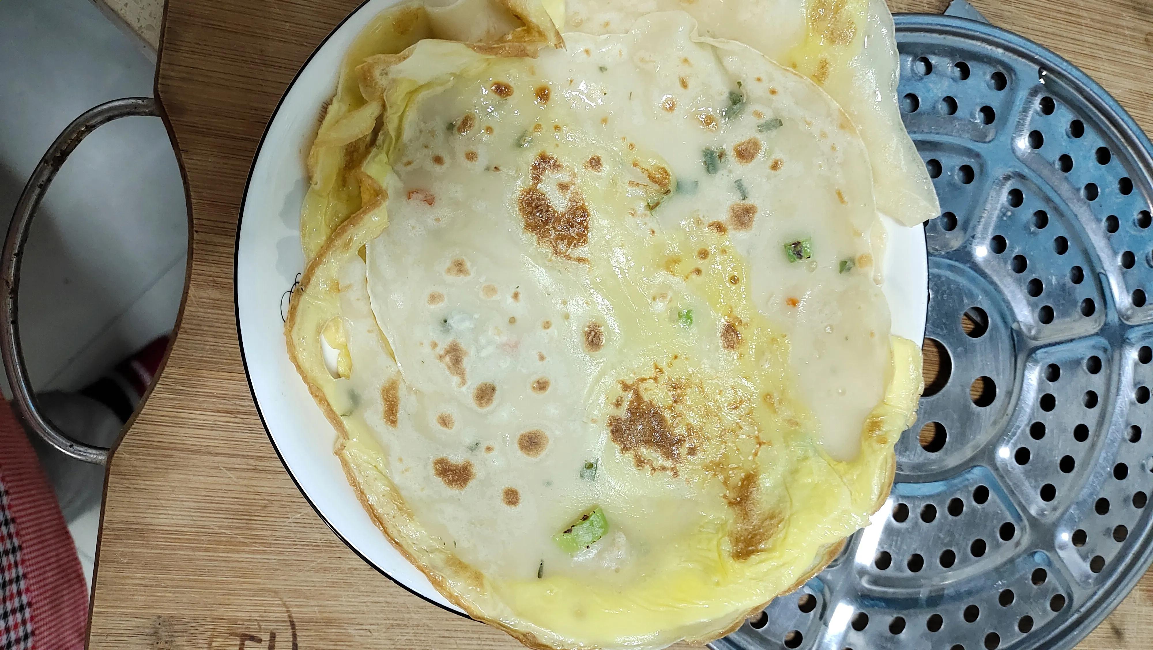用平底锅做煎饼加上菜,用平底锅煎半成品饼