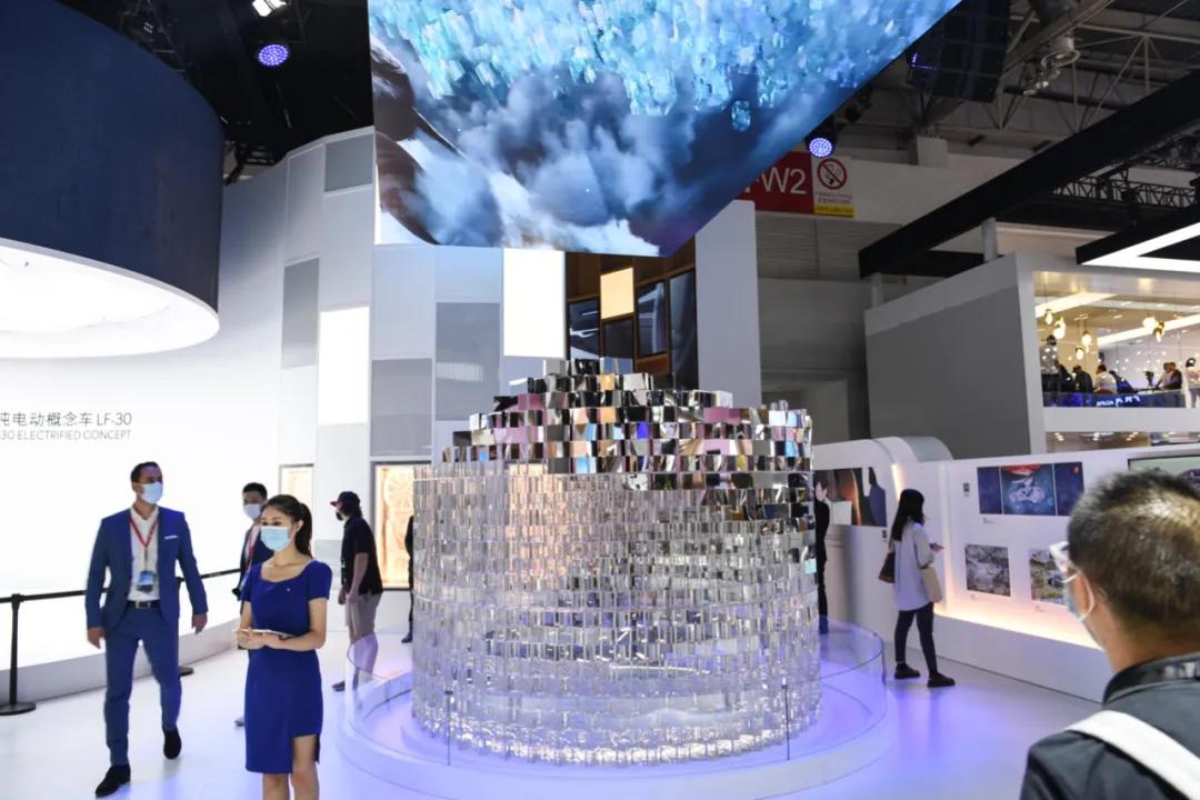 国产家轿不将就，现场堪比迪士尼，北京车展除了新车还看些啥？