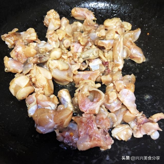 牛蛙怎么做吃起来比较嫩,肉质鲜嫩的红烧牛蛙