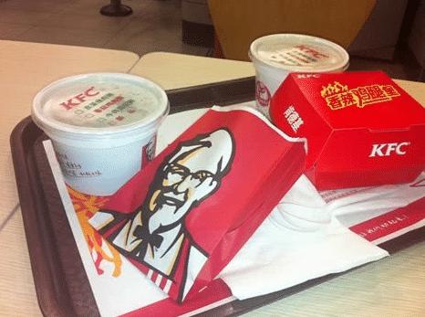 为什么肯德基餐盘总是垫纸,为什么吃肯德基需要垫纸