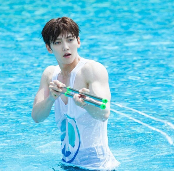 池昌旭黑色冲锋衣,池昌旭纯黑西装