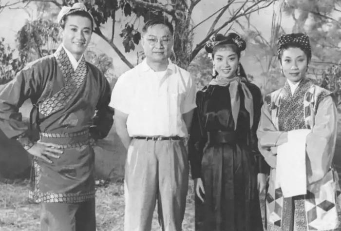 84岁谢贤穿皮衣状态好,80岁的谢贤依然帅气迷人