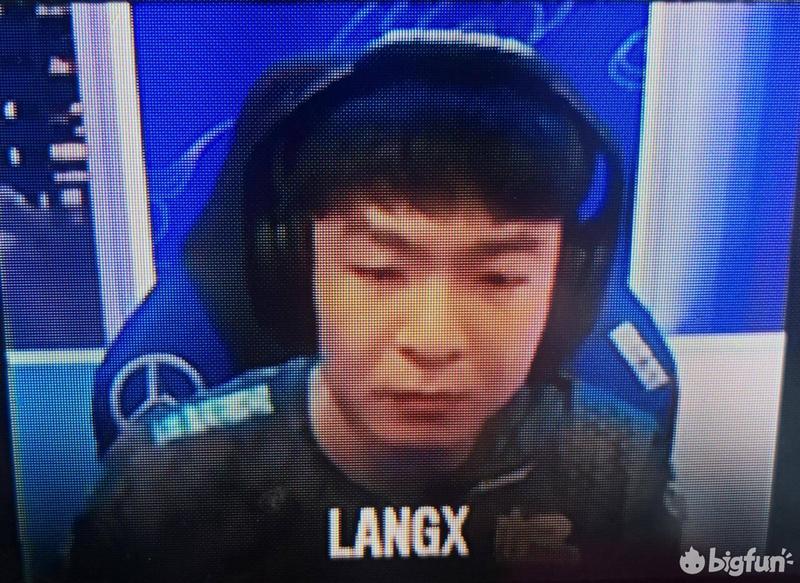 网友趣评S10小组赛:LangX被两名打野Gank,怎么玩?
