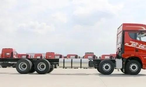 18款解放jh6500马力牵引车怎么样,解放j7对比欧曼est汕德卡旗舰高栏