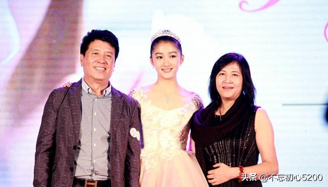 关晓彤晒情侣照鹿晗一脸宠溺,关晓彤鹿晗晒亲吻照