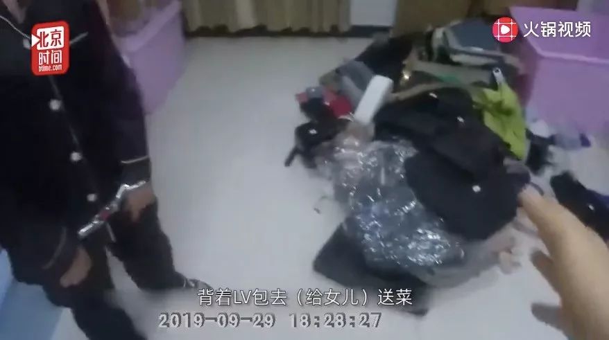 老太太拿3万块的名牌包装大葱！结果闺女被抓了