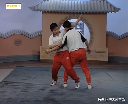 摆拳防守加反击,后摆拳防守反击