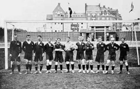 战斗民族球迷的爱恨情仇，足球队徽上见