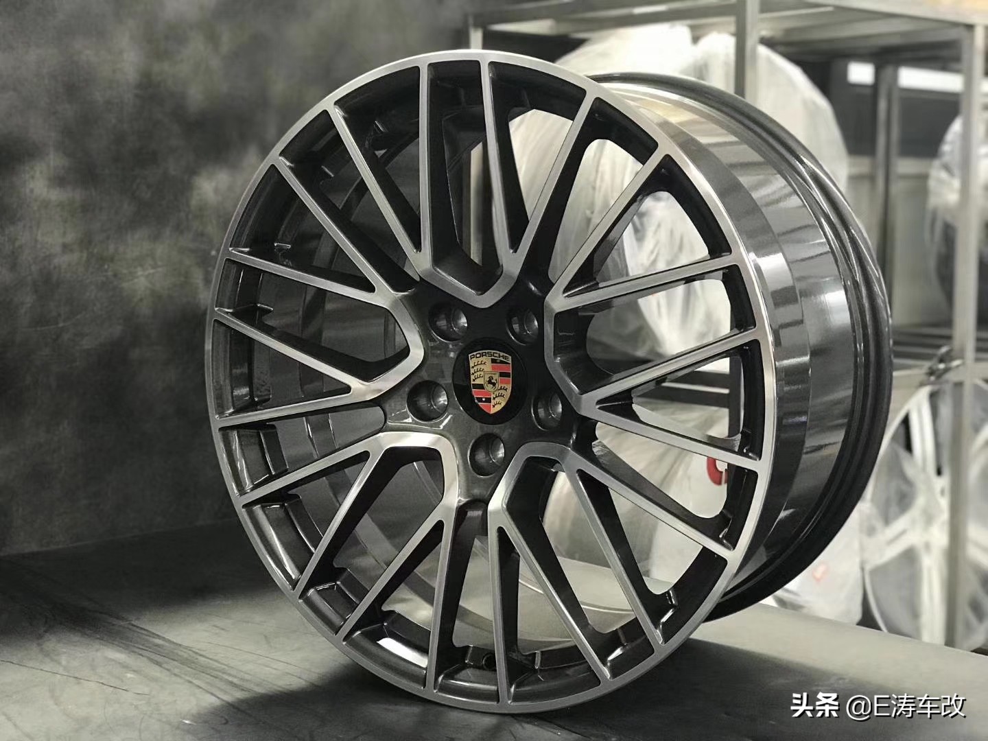 保时捷macan原厂鸟巢轮毂,保时捷鸟巢轮毂走起来的效果