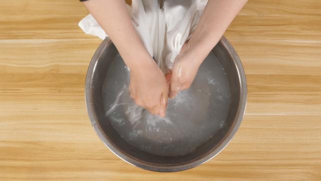 污渍糖浆沾衣服上，教您成本不到5毛钱，衣服恢复白净和新的一样