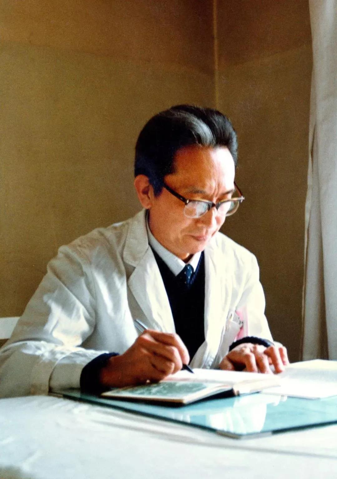 【夜读】百年百事（86）当高超医术和高尚人格完美结合