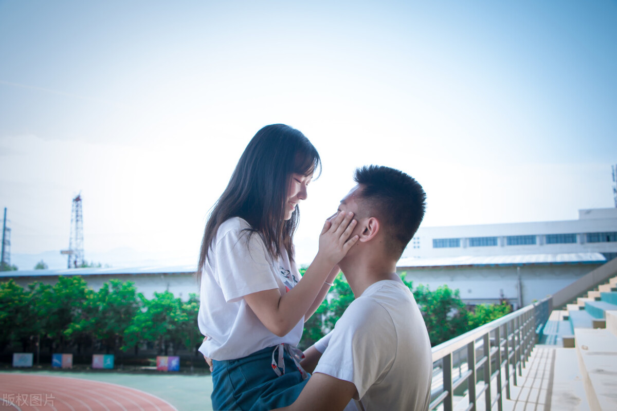 爬山欣赏映山红,篝火相拥情更浓(精彩推荐)