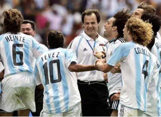 疯子贝尔萨简历,贝尔萨痴迷足球视频